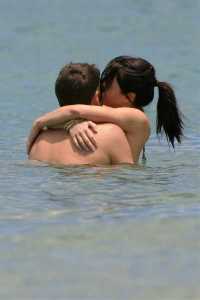 Dans l'eau Alyson embrasse Alexis