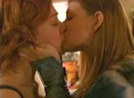 Tara embrasse Willow sur la bouche