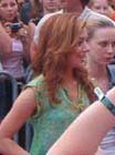 En robe verte photographie par un fan au second rang de la foule