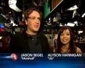 Alyson et Jason devant la camra du journaliste