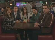 Les 5 acteurs de HIMYM assis  la table du bar regardant la camra
