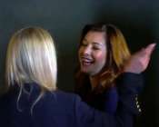 Alyson riant avec Tara reid de dos
