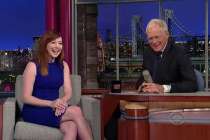 Alyson et Letterman riant sur le plateau du Late Show
