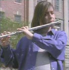 Jouant de la flute dans Un bb pour la vie