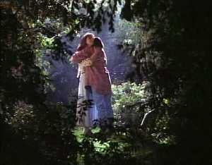 Cassie embrasse Monica dans la lumire au mileu de la fort obscure