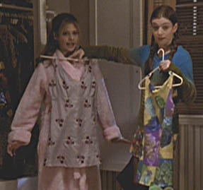 Willow faisant essayer à Buffy ses robes